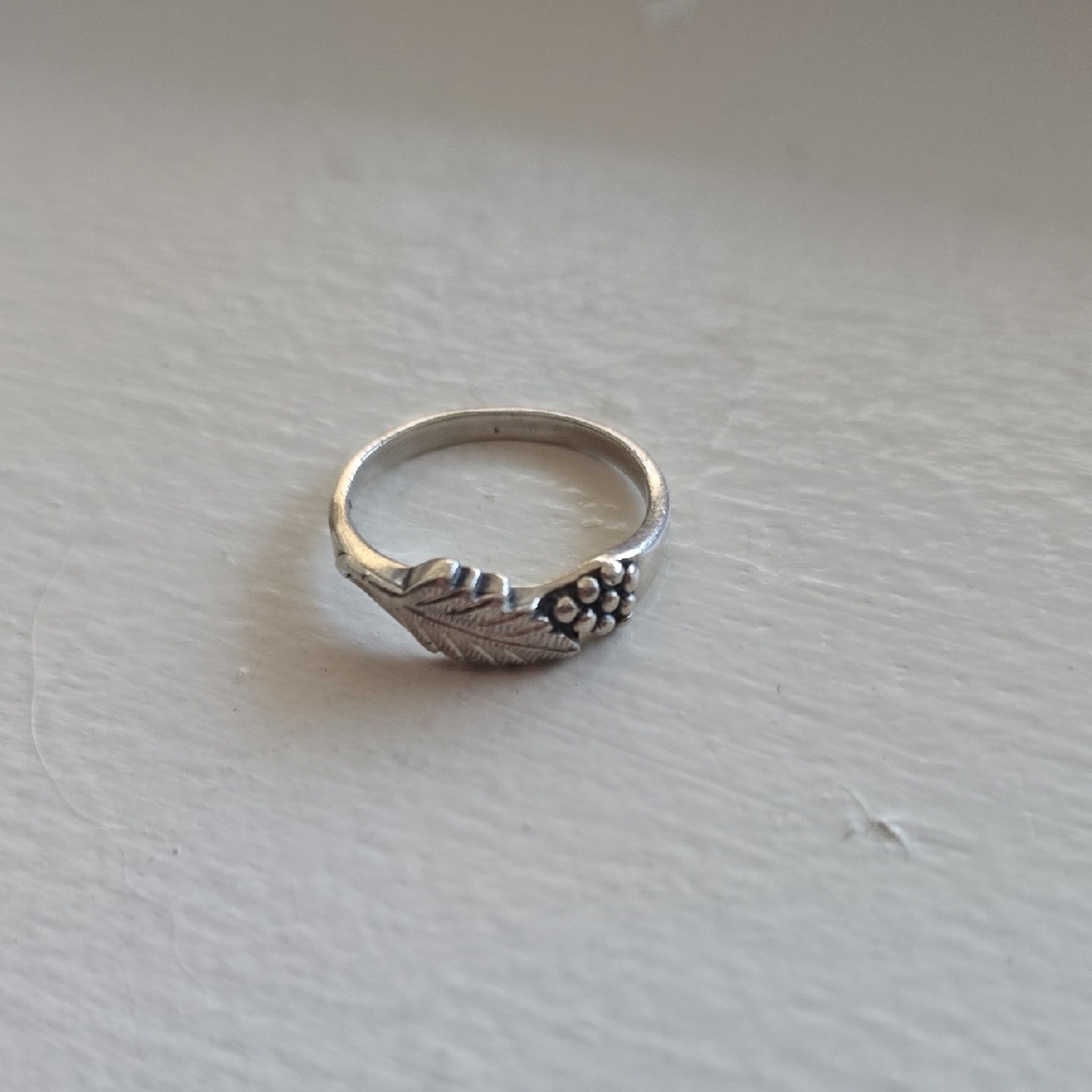 Sterling 925. Silver Leaf and Floral Accent Ring - Silver